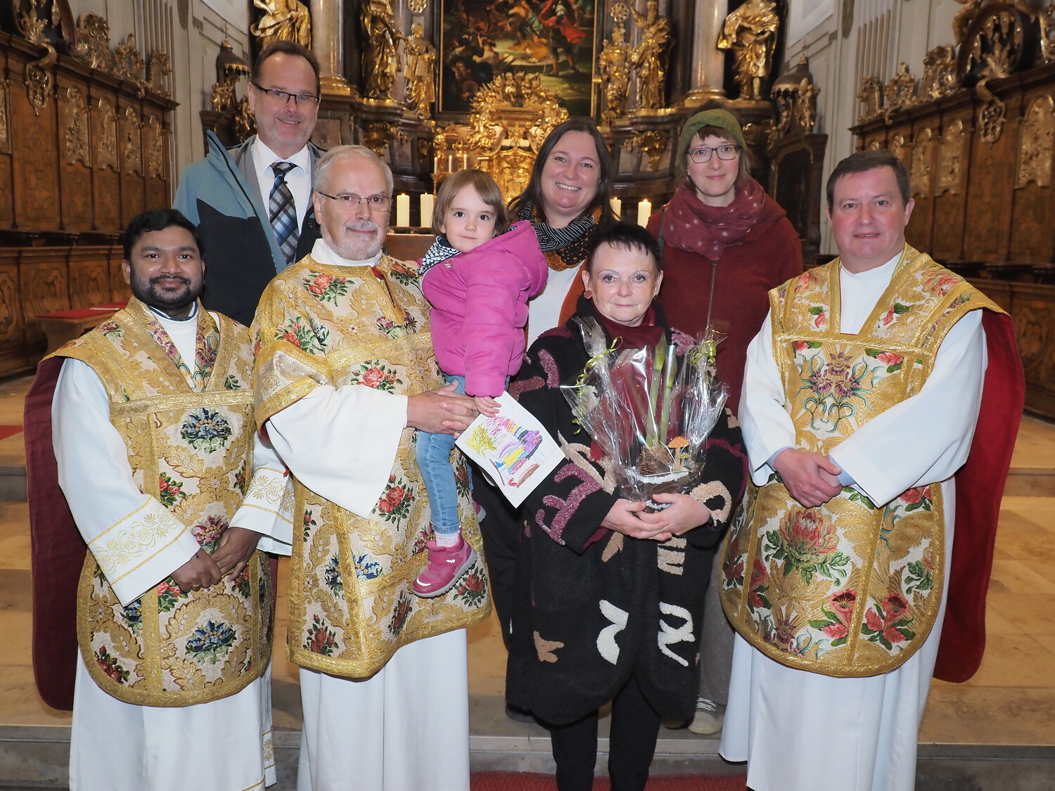 Kaplan Prakash Kamalapuram, Pfarrgemeinderats-Sprecher Thomas Mayer, Diakon Klaus Killer mit Enkeltochter Nora, Pastoralassistentin Alexandra Lindner, Jubilars-Gattin Maria Killer, Pastoralassistentin Katharina Hechinger und Pfarrer Franz Richter (vo